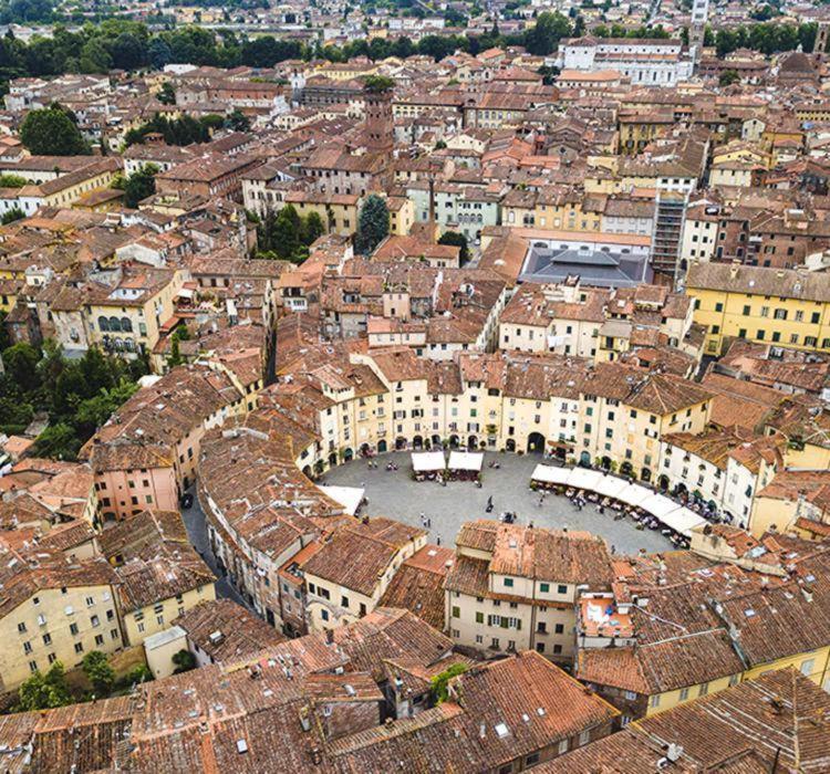 Dimora Leonardo. Centro Storico. Apartment Лука Екстериор снимка